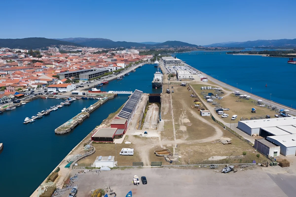 Vista aérea da Doca Seca Eng. Duarte Pacheco e da frente ribeirinha de Viana do Castelo