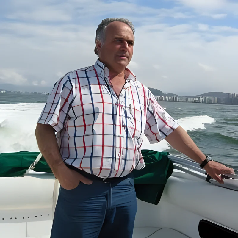 Domingos Martins Moreira, fundador da MetaloRep, no mar