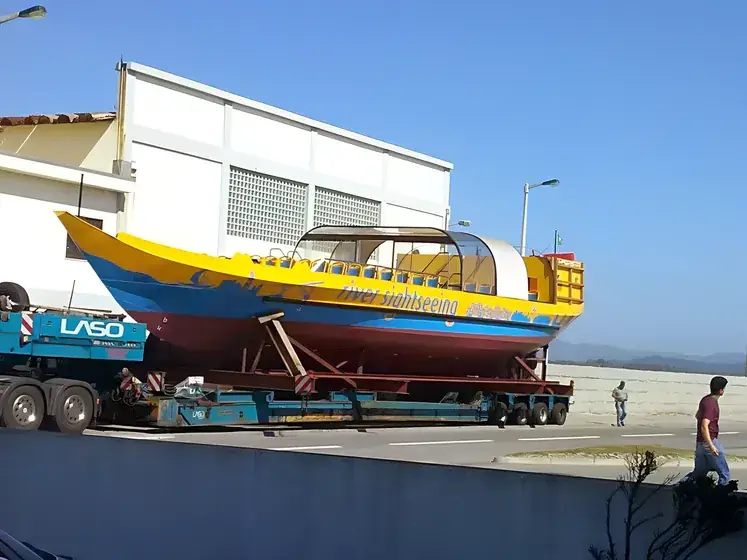 Embarcação de turismo fluvial em transporte especial para entrega