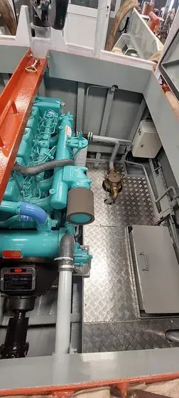 Motor marítimo instalado a bordo de embarcação em construção