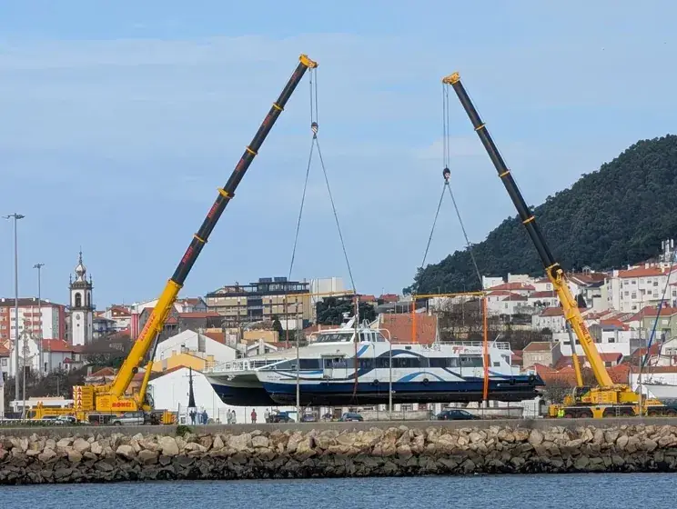 Catamarã em transformação no estaleiro