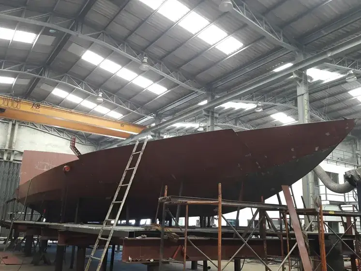 Embarcação em outfitting no estaleiro